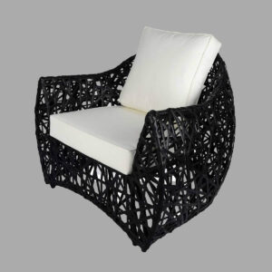 Poltrona Native com estrutura de alumínio e trama em Fibra Sintética.